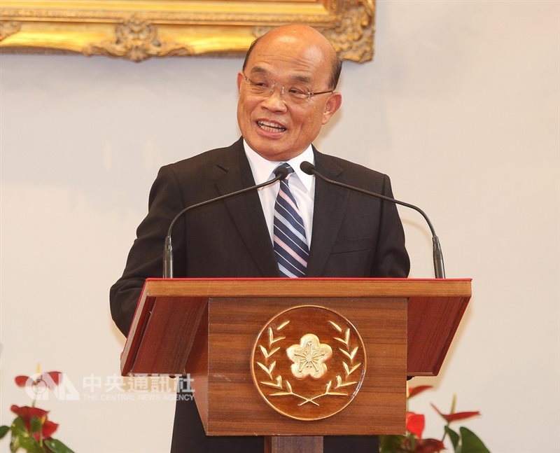 總統蔡英文11日宣布由前行政院長蘇貞昌(圖)接任閣揆,蘇貞昌致詞時以前英國首相邱吉爾為例,感謝蔡總統給他機會、信任與支持,他表示,將會帶領團隊捲起袖子,回應民意、接上地氣,讓這個團隊對全台灣人民負責任。中央社記者謝佳璋攝 108年1月11日