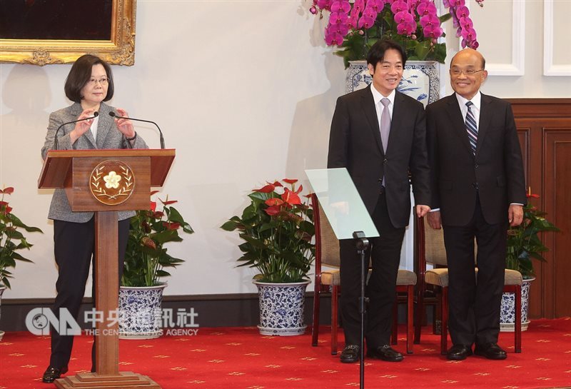 行政院長賴清德(中)11日上午召開臨時行政院會,內閣總辭。總統蔡英文(左)隨後在總統府召開記者會,宣布由前行政院長蘇貞昌(右)接任閣揆,帶領新內閣團隊。中央社記者謝佳璋攝 108年1月11日