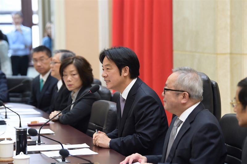 行政院長賴清德(中)11日召開臨時院會,進行內閣總辭。賴清德表示,他無怨無悔,與內閣團隊一起建設國家、發展經濟、造福人民、壯大台灣。(行政院提供)中央社記者顧荃傳真 108年1月11日