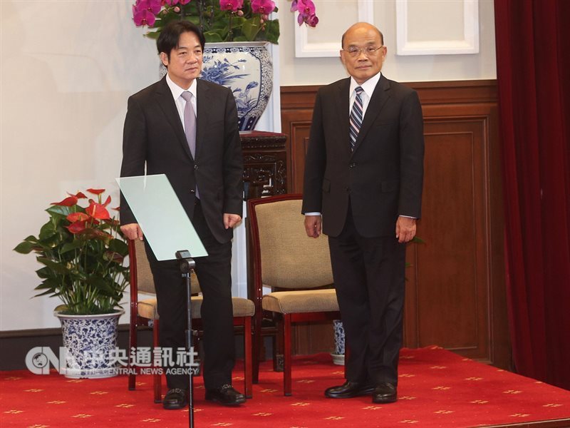 行政院長賴清德(左)11日召開臨時院會,進行內閣總辭。總統蔡英文隨後在總統府召開記者會,宣布由前行政院長蘇貞昌(右)接掌閣揆,帶領新團隊。中央社記者謝佳璋攝 108年1月11日
