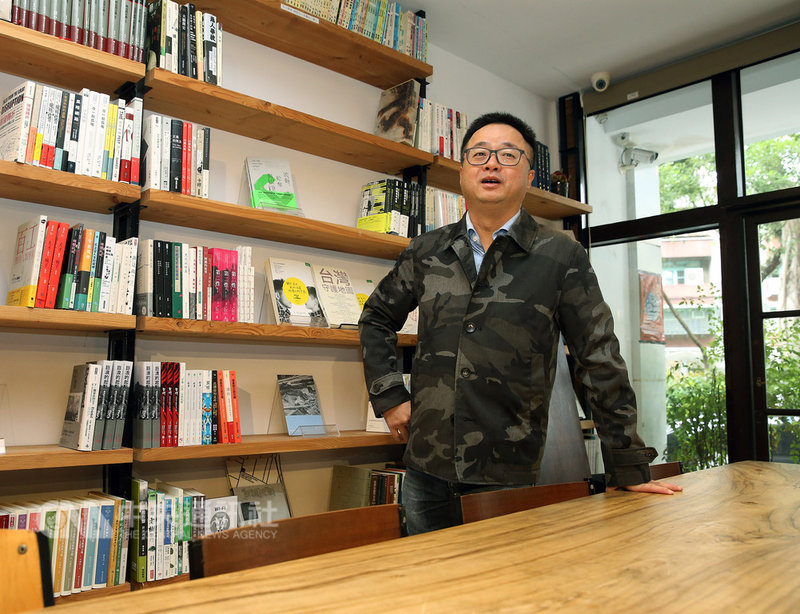 預定出任民進黨秘書長的羅文嘉14日在水牛書店受訪表示，台灣作為自由民主的代表，要對抗獨裁中國，他會跟社會所有力量建立橋梁。中央社記者郭日曉攝　108年1月14日