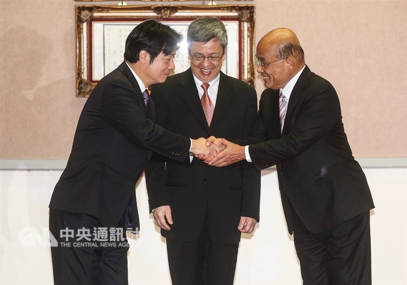 行政院14日上午舉行交接典禮,由副總統陳建仁(中)擔任監交人,卸任行政院長賴清德(左)和新任行政院長蘇貞昌(右)握手致意。中央社記者謝佳璋攝 108年1月14日
