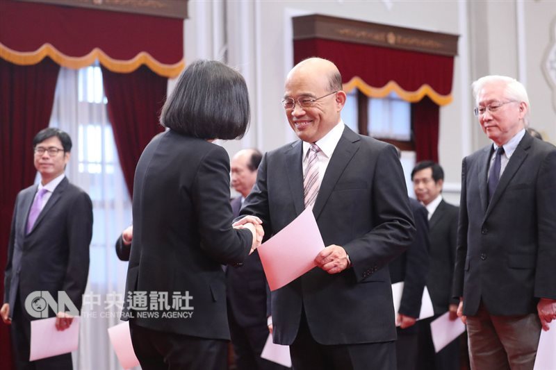 總統蔡英文(前左)14日在總統府主持「新任行政院長、副院長及政務首長等人員宣誓典禮」,並與新任行政院長蘇貞昌(前右)握手致意。中央社記者吳翊寧攝 108年1月14日