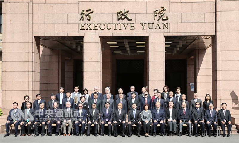 行政院14日舉行臨時院會,會後新任行政院長蘇貞昌(前排中)、副院長陳其邁(前左8)和閣員們大合影。中央社記者謝佳璋攝 108年1月14日
