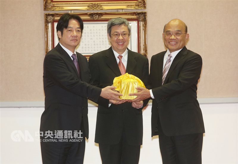 行政院14日上午舉行聯合交接典禮,由副總統陳建仁(中)擔任監交人,卸任行政院長賴清德(左)將印信轉交給新任院長蘇貞昌(右)。中央社記者謝佳璋攝 108年1月14日