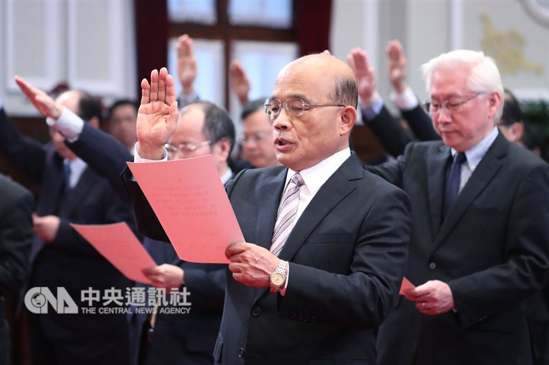 總統蔡英文14日在總統府主持「新任行政院長、副院長及政務首長等人員宣誓典禮」,新任行政院長蘇貞昌(前)等人舉手宣誓。中央社記者吳翊寧攝 108年1月14日
