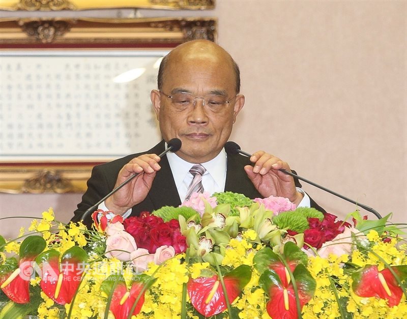 新任行政院長蘇貞昌(圖)14日上任,他致詞表示,基於對國家、人民的責任,他願承擔重責大任,也要在既有的基礎上接地氣、做努力,現在就是捲起袖子「撩落去」,開始「衝」。中央社記者謝佳璋攝 108年1月14日