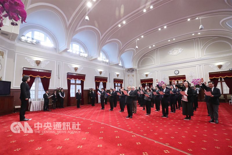 總統蔡英文(左)14日在總統府主持「新任行政院長、副院長及政務首長等人員宣誓典禮」,並擔任監誓人。中央社記者吳翊寧攝 108年1月14日