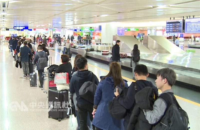 行政院長蘇貞昌要求防檢局及海關單位,針對高風險地區旅客手提行李檢疫要趕快補強100%檢驗,關務署台北關15日早上起,在桃園國際機場第二航廈增加抽驗比例,一度出現排隊人龍。中央社記者吳睿騏桃園機場攝 108年1月15日