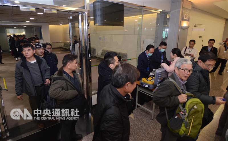 桃園國際機場實施入境旅客手提行李檢查,旅客排隊等待檢查。中央社記者邱俊欽桃園機場攝 108年1月16日