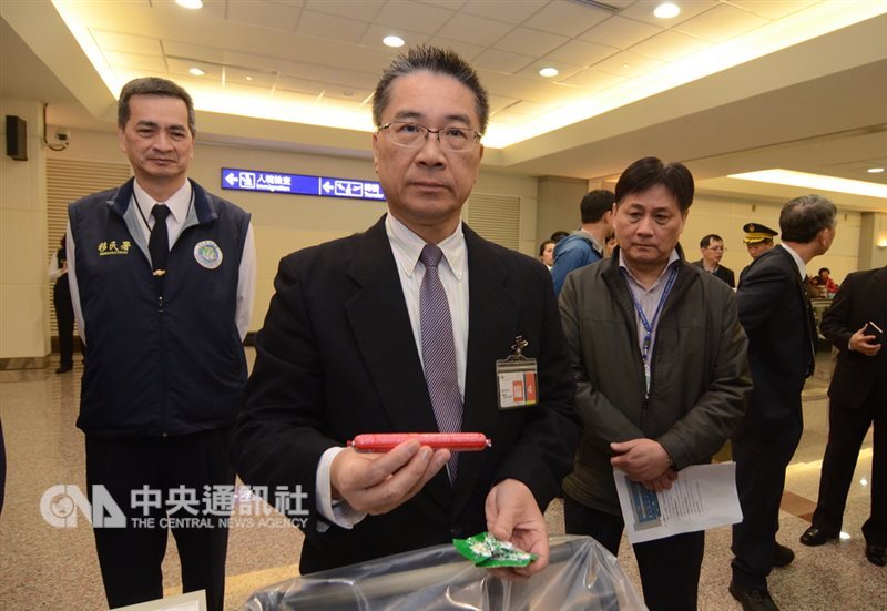 內政部長徐國勇(前中)16日視察桃園國際機場旅客手提行李安檢作業,發現有旅客主動丟棄小香腸及飛機上的肉乾零食。中央社記者邱俊欽桃園機場攝 108年1月16日