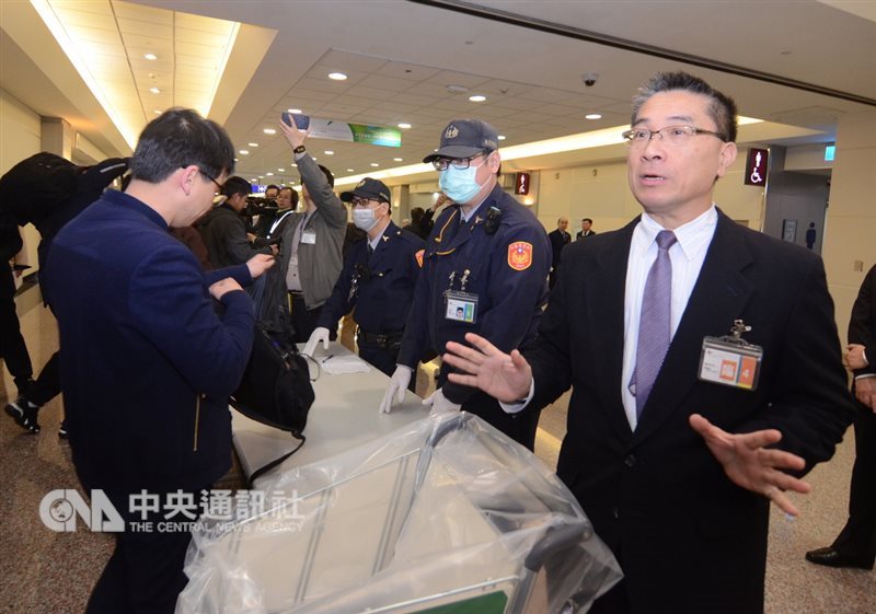 內政部長徐國勇(前右)16日視察桃園國際機場旅客手提行李安檢作業,呼籲旅客不要攜帶肉製品入境台灣。中央社記者邱俊欽桃園機場攝 108年1月16日