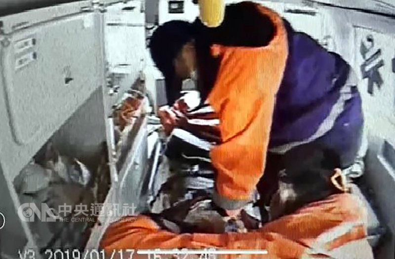 嘉義縣大林鎮一名8歲女童17日在房間疑遭折疊桌夾住頸部、胸部,女童弟弟發現後,立即通知母親;救護人員趕到現場,發現女童已呈現OHCA狀態,馬上送醫,並一路急救,但最終仍不幸宣告不治。(翻攝畫面)中央社記者黃國芳傳真 108年1月17日