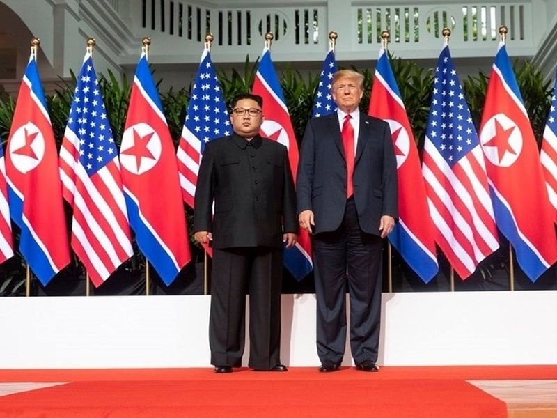 美媒報導,美國總統川普(右)計劃27日與28日在越南會晤北韓領導人金正恩。圖為2018年6月第一次川金會畫面。(圖取自facebook.com/DonaldTrump)