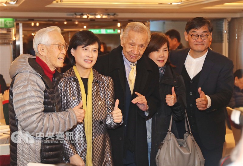 關懷演藝人員春節餐會22日在台北神旺大飯店舉行,文化部長鄭麗君(左2)、華視總經理莊豐嘉(右)出席與會,和資深藝人常楓(中)等合影留念。中央社記者裴禛攝 108年1月22日