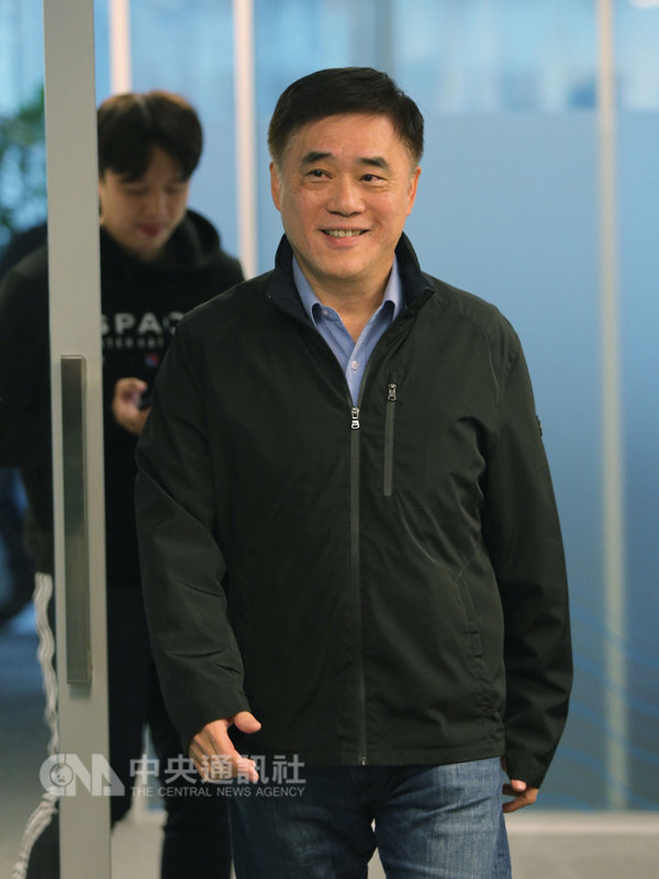 國民黨副主席郝龍斌(前)22日稱文化部長鄭麗君被打耳光是「官逼民反」,引發爭議。郝龍斌23日上午針對事件做出回應。中央社記者徐肇昌攝 108年1月23日