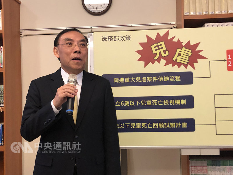 法務部23日公布最新兒虐政策,包含重大兒虐案件檢察官第一時間介入偵辦外,6歲以下兒童死亡相驗案件4月起實施死因檢核表、與衛福部合作兒童死亡回顧計畫,避免類似死亡再發生。圖為法務部長蔡清祥說明。中央社記者劉世怡攝 108年1月23日