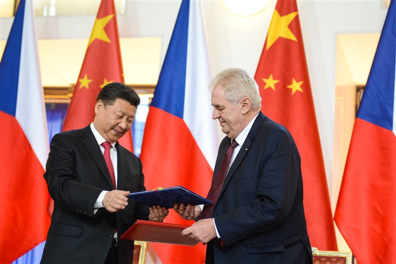 中國國家主席習近平(左)接受捷克總統齊曼(右)的邀請,2016年3月首次訪問捷克首都布拉格,布拉格與北京市長在兩位元首見證下締結姊妹市。(圖取自facebook.com/prezidentcr)