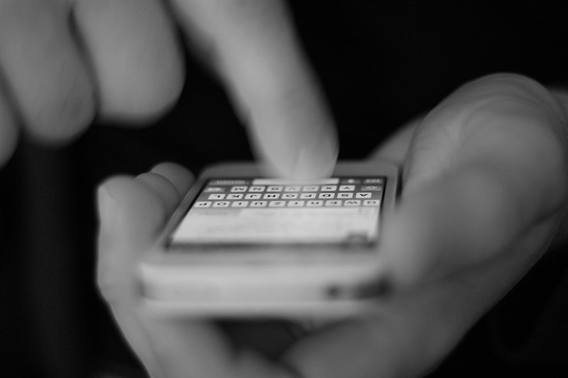 手機資安風險來自於手機本身、下載的APP及使用者的上網行為。(圖取自Pixabay圖庫)