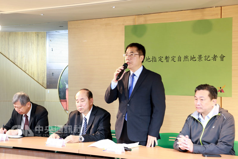 台南市龍崎區事業廢棄物掩埋場開發案爭議逾10年,台南市長黃偉哲(右2)25日上午緊急召開記者會,宣布指定龍崎事業廢棄物掩埋場場址為暫定自然地景,市府依法行政,比照古蹟保護,開發的歐欣公司暫停施工,待審議委員會審議後再做最後決定。中央社記者張榮祥台南攝 108年1月25日