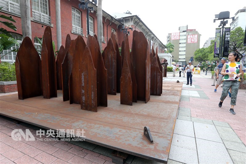 2018年東和鋼鐵應台北當代藝術館之邀，將參與2017年駐廠計畫的台灣藝術家李再鈐、日本藝術家湯原和夫共7件作品搬到當代館廣場展出。圖為李再鈐作品「只緣身在此山中」。中央社記者鄭傑文攝 107年8月17日