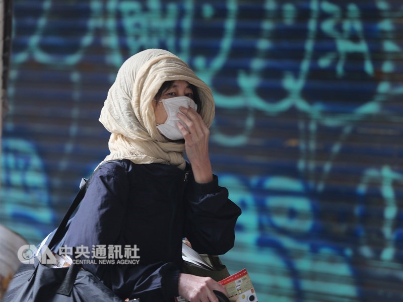 中央氣象局表示,26日強烈大陸冷氣團南下,氣溫逐漸下降,北台灣高溫僅攝氏16、17度,中南部及花東約20至25度,北部及東半部有局部短暫雨。走在台北街頭的民眾,上午戴上帽子、口罩禦寒。中央社記者徐肇昌攝 108年1月26日