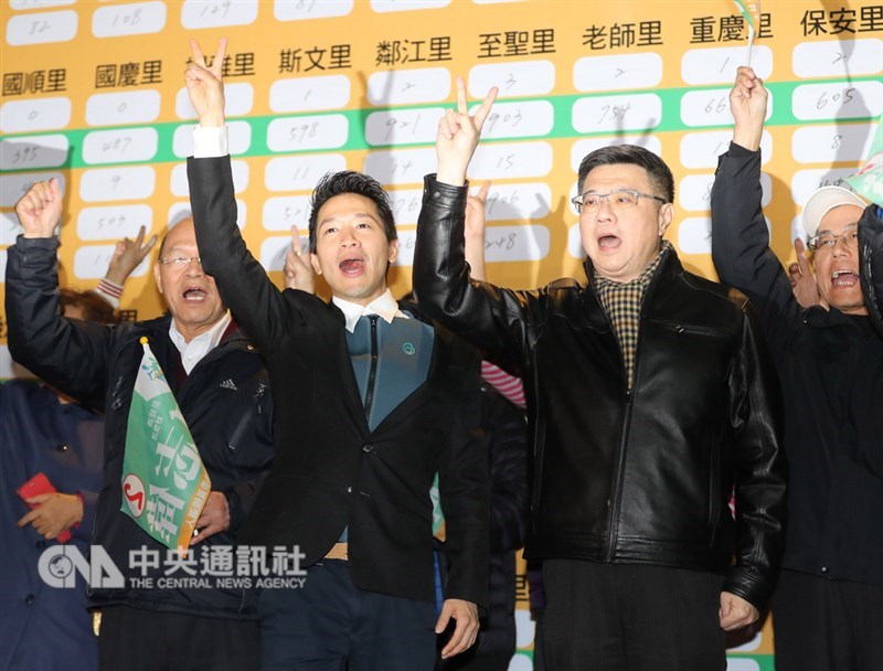 台北市第2選舉區立法委員補選27日投開票,由民進黨籍何志偉(前左2)當選,民進黨主席卓榮泰(前右2)晚間現身何志偉競選總部,期勉他扮演好立委的角色。中央社記者張皓安攝 108年1月27日