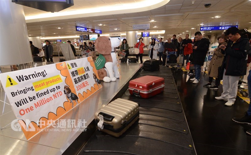 行政院要求,如有旅客參加旅行團,違規夾帶肉品來台,導遊及旅行社應負擔連帶責任。(中央社檔案照片)