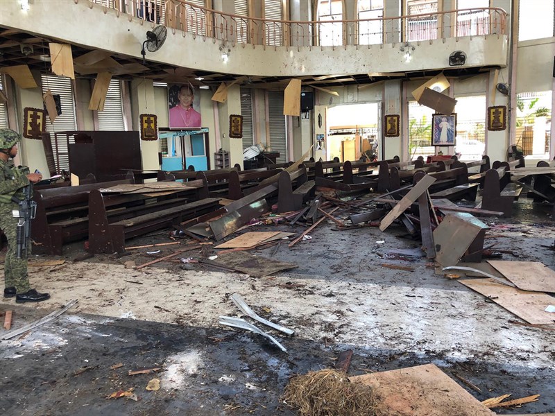 菲南蘇祿省和魯鎮大教堂接連發生爆炸,教堂內滿目瘡痍。(西民答那峨島軍區提供)中央社記者林行健馬尼拉傳真 108年1月27日