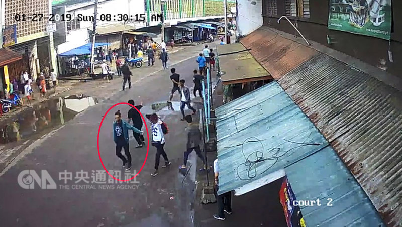 菲律賓南部和魯鎮大教堂27日奪走爆炸案，軍方29日公布監視器影片，顯示身穿綠色長袖夾克的可疑恐怖分子按下手中的引爆裝置。（翻攝自菲軍方西民答那峨島軍區司令部WESMINCOM提供之影片）中央社記者林行健馬尼拉傳真　108年1月29日