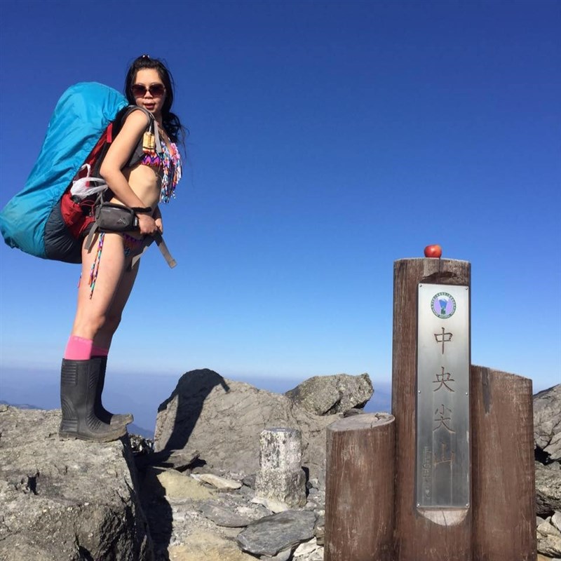 「比基尼登山客」吳季芸19日失足墜谷求救,消防局人員21日中午尋獲她,但已無生命跡象。(圖取自facebook.com/ggwu.wcy)