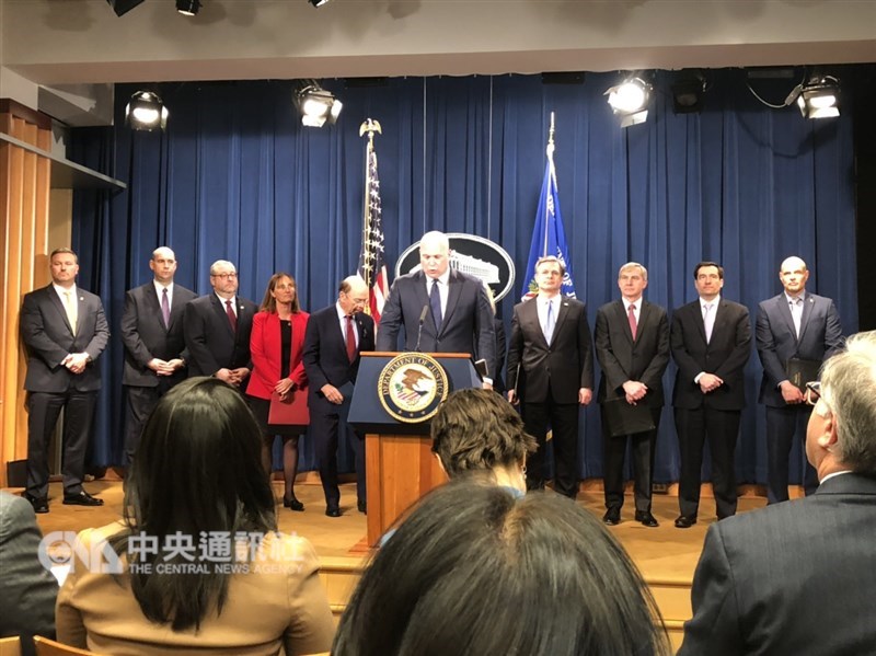 美中貿易談判召開前夕,美國司法部29日大動作宣布,華為以及它的財務長孟晚舟涉嫌竊取貿易機密及金融詐欺共23項罪嫌。 中央社記者鄭崇生華盛頓攝 108年1月29日