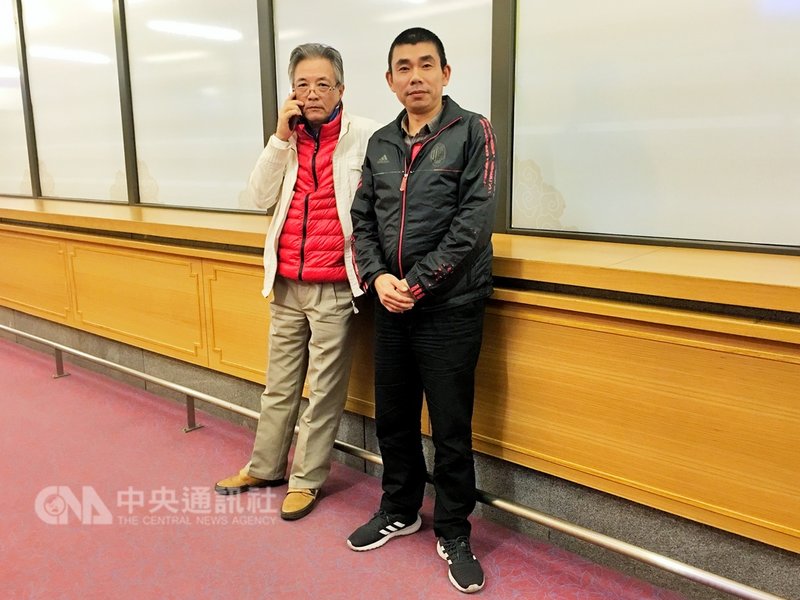 兩名持大陸護照的男子2018年9月過境台灣時,聲稱遭迫害申請政治庇護,滯留桃園機場管制區4個多月,兩人在30日飛往第三地並於深夜入境台灣,讓長達4個多月的等待有了完美結局。中央社記者吳睿騏桃園機場攝 108年1月31日