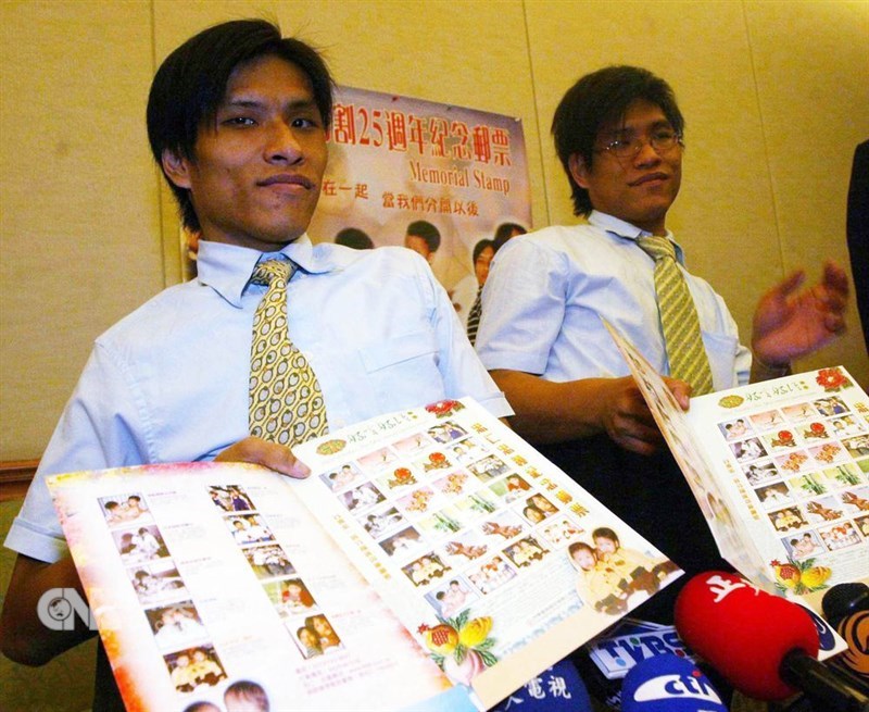 台灣第一對分割成功的連體嬰、忠仁忠義兄弟，哥哥忠仁（左）1日清晨4時多突發腦幹出血過世，享年42歲。圖為2004年兄弟一同出席活動。（中央社檔案照片）