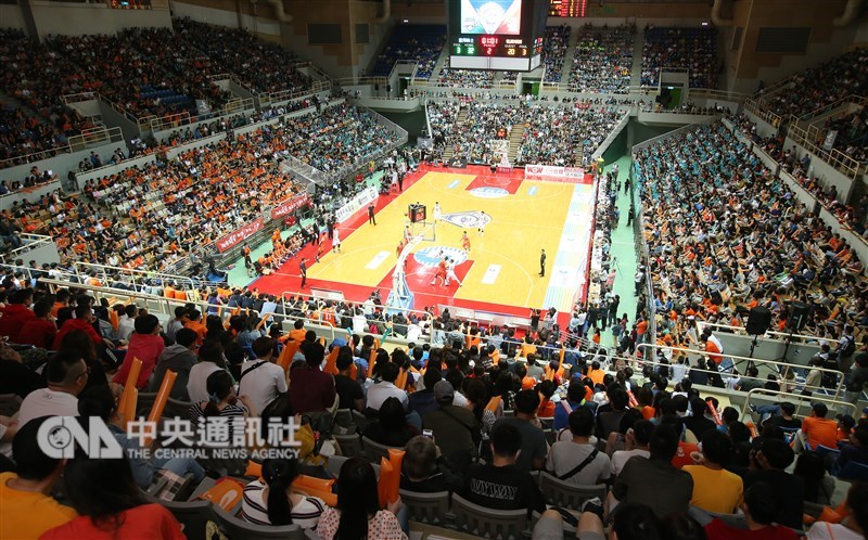 行政院體育運動發展委員會召集人張景森說,各方人士都很熱心推動職籃開打,年底開打是目標,能否達成,就看大家的共識與努力。圖為2018年SBL超級籃球聯賽總冠軍賽。(中央社檔案照片)