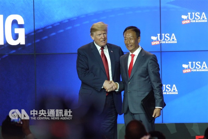 傳出富士康投資計畫生變後，美國總統川普（左）已介入、並與鴻海集團董事長郭台銘（右）通話，富士康1日發聲明表示，持續推動威谷科技園區打造第6代面板廠的計畫。圖為2018年6月川普力挺鴻海集郭台銘，參加富士康在美設廠的動土儀式。（中央社檔案照片）