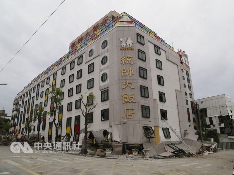 2018年2月6日深夜11點50分,花蓮發生規模6.0大地震,統帥大飯店原來有11層樓高,因地震導致1到3樓塌陷被埋。(中央社檔案照片)