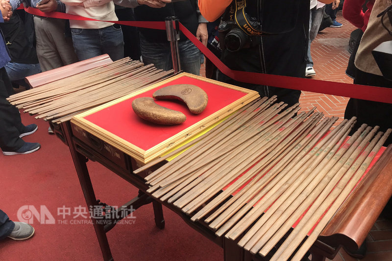 台南市北門南鯤鯓代天府5日舉辦循古禮抽國運籤活動,結果60支籤全部抽完,都未獲得3次聖筊肯定,連廟方人員也從未見過。中央社 108年2月5日