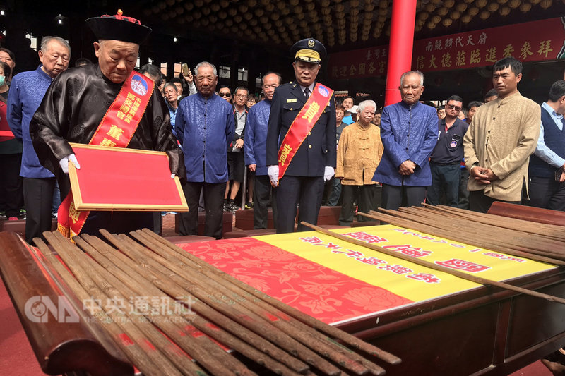 台南市北門南鯤鯓代天府5日舉辦抽國運籤活動,廟方人員依古禮進行,過程嚴謹。中央社 108年2月5日