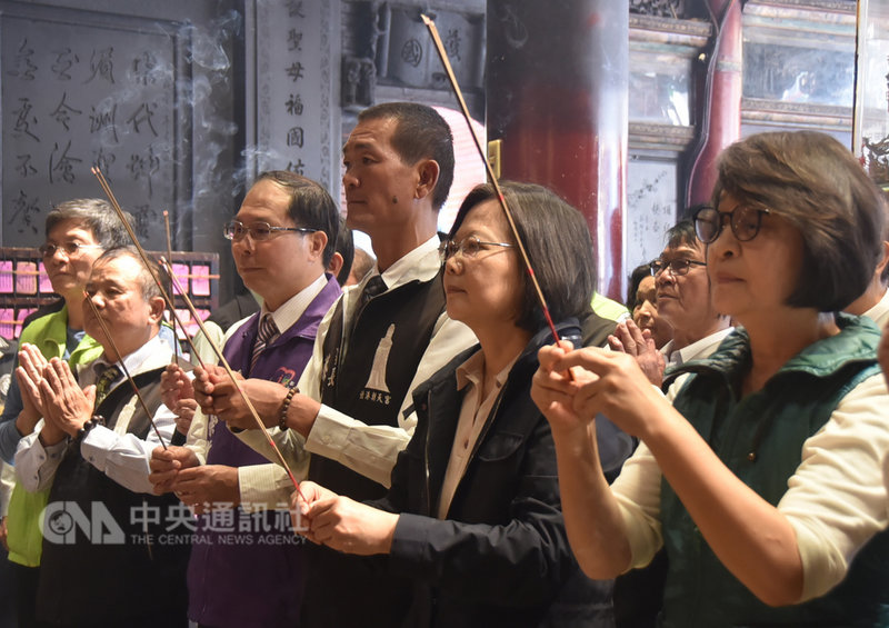 總統蔡英文(前右2)在農曆新年到廟宇參拜和發福袋,6日上午先到雲林北港朝天宮參拜媽祖,近午時分到嘉義新港奉天宮、下午到嘉義市文財殿。中央社記者葉子綱攝 108年2月6日