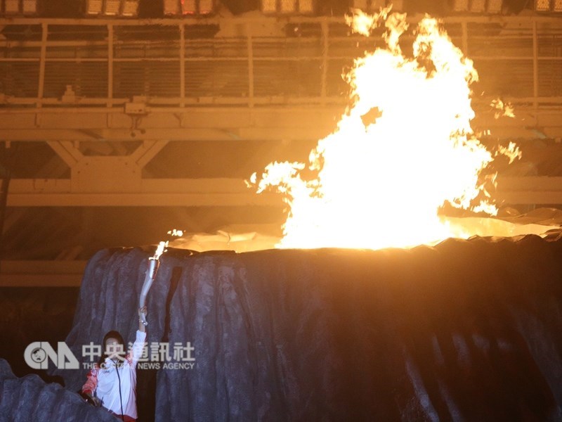 印尼羽球國寶王蓮香（圖）的故事被翻拍為傳記電影。圖為王蓮香在去年雅加達巨港亞運開幕典禮上點燃聖火。（中央社檔案照片）