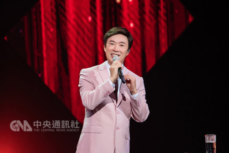 資深歌手「小哥」費玉清2019告別演唱會第一場8日展開,費玉清演唱多首國台語經典老歌,包含夜來香、海海人生、幾度夕陽紅、落雨聲等,讓現場聽眾聽得如癡如醉,而除了經典老歌外,費玉清也演唱宮鬥劇「延禧攻略」插曲「雪落下的聲音」、樂團蘇打綠的「小情歌」等,唱出有別於原唱、充滿小哥風格的情歌。(寬宏藝術提供)中央社記者吳欣紜傳真 108年2月8日