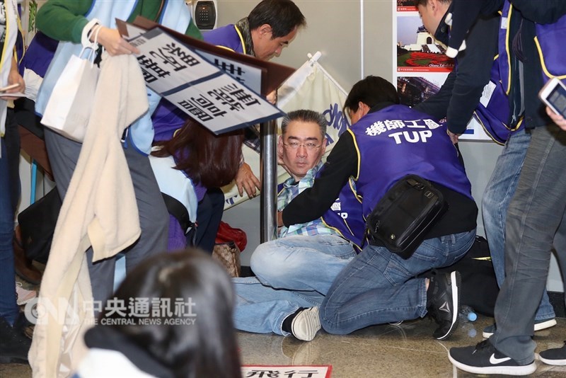 華航機師8日清晨6時起開始罷工,桃園市機師職業工會上午在台北松山機場舉行記者會說明,有一名聲援的工會會員疑似勞累昏倒。中央社記者吳翊寧攝 108年2月8日