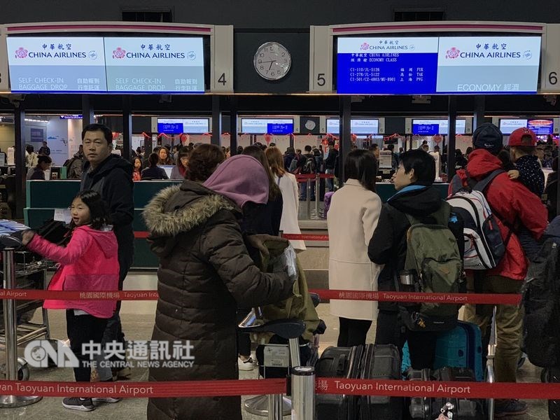 桃園市機師職業工會華航分會宣布8日清晨6時啟動罷工,華航表示,中午12時前從桃機出發的航班目前不受影響。圖為目前櫃檯情形。中央社記者張新偉攝 108年2月8日