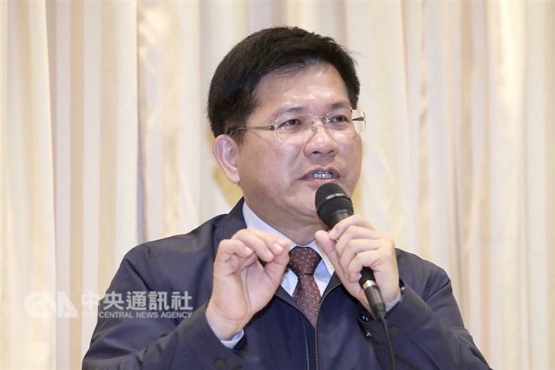 華航機師8日清晨6時起開始罷工,交通部中午召開記者會,交通部長林佳龍出席,向勞資雙方喊話,盼雙方繼續溝通,並維護消費者權益。中央社記者吳翊寧攝 108年2月8日