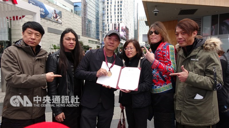 台灣藝術家蕭青陽(左3)以董事長樂團「祭」入圍葛萊美獎唱片專輯設計獎,文化部駐洛杉磯台灣書院主任楊婷媜(右3)向蕭青陽送上文化部長鄭麗君的入圍祝賀函。中央社記者林宏翰洛杉磯攝 108年2月11日