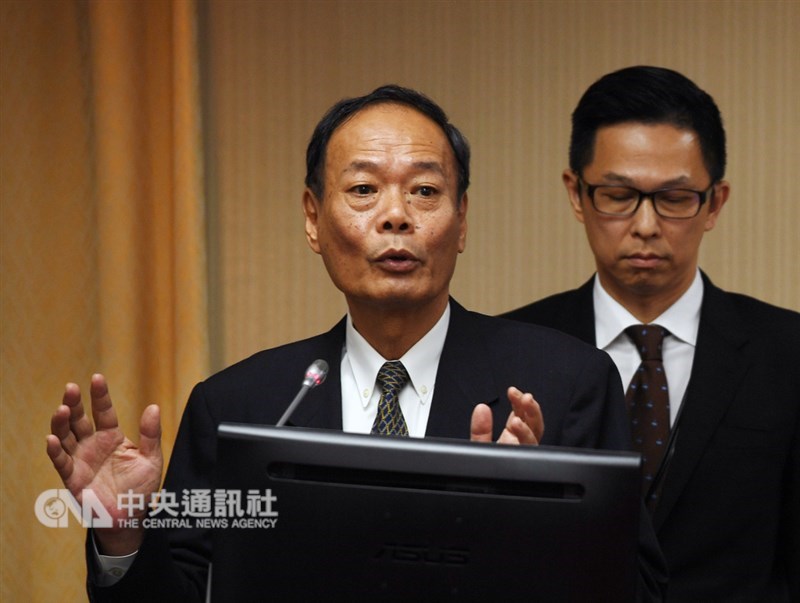 行政院宣布,海洋委員會主委將由代理主委兼海巡署長李仲威(前)升任。(中央社檔案照片)