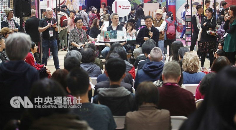 2019台北國際書展第3天,德國作家施益堅(後中)與台灣作家吳明益(後中右)14日下午在德國主題館進行「讀歷史寫故事」專講。中央社記者張新偉攝 108年2月14日