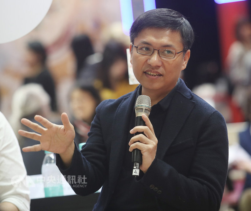 作家吳明益(圖)14日在台北國際書展與德國作家施益堅對談。談到關於「認同」,吳明益表示,以美食之島形容台灣難根深柢固且稍嫌膚淺,台灣生態環境有船出海、能登高山,這樣的認同才能真正形成專屬台灣的風貌。中央社記者張新偉攝 108年2月14日