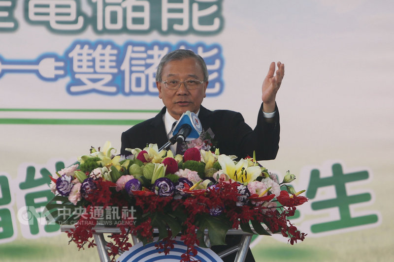 台灣中油推動智慧綠能加油站,台南前鋒路示範站14日啟用,董事長戴謙(中)介紹鈦酸鋰電池。中央社記者張榮祥攝 108年2月14日